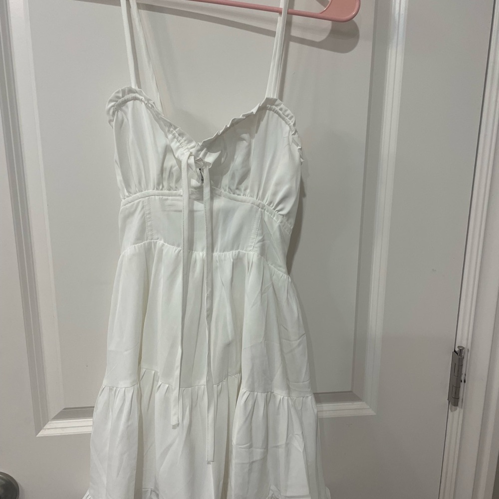 Elegant White Sleeveless Dress